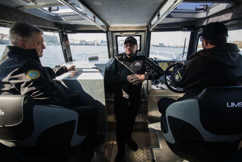 Порошенко передал Нацполиции 102 автомобиля и 10 катеров